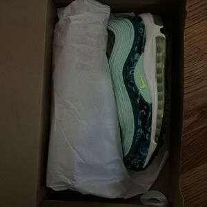 Women’s 6 and 6.5 left